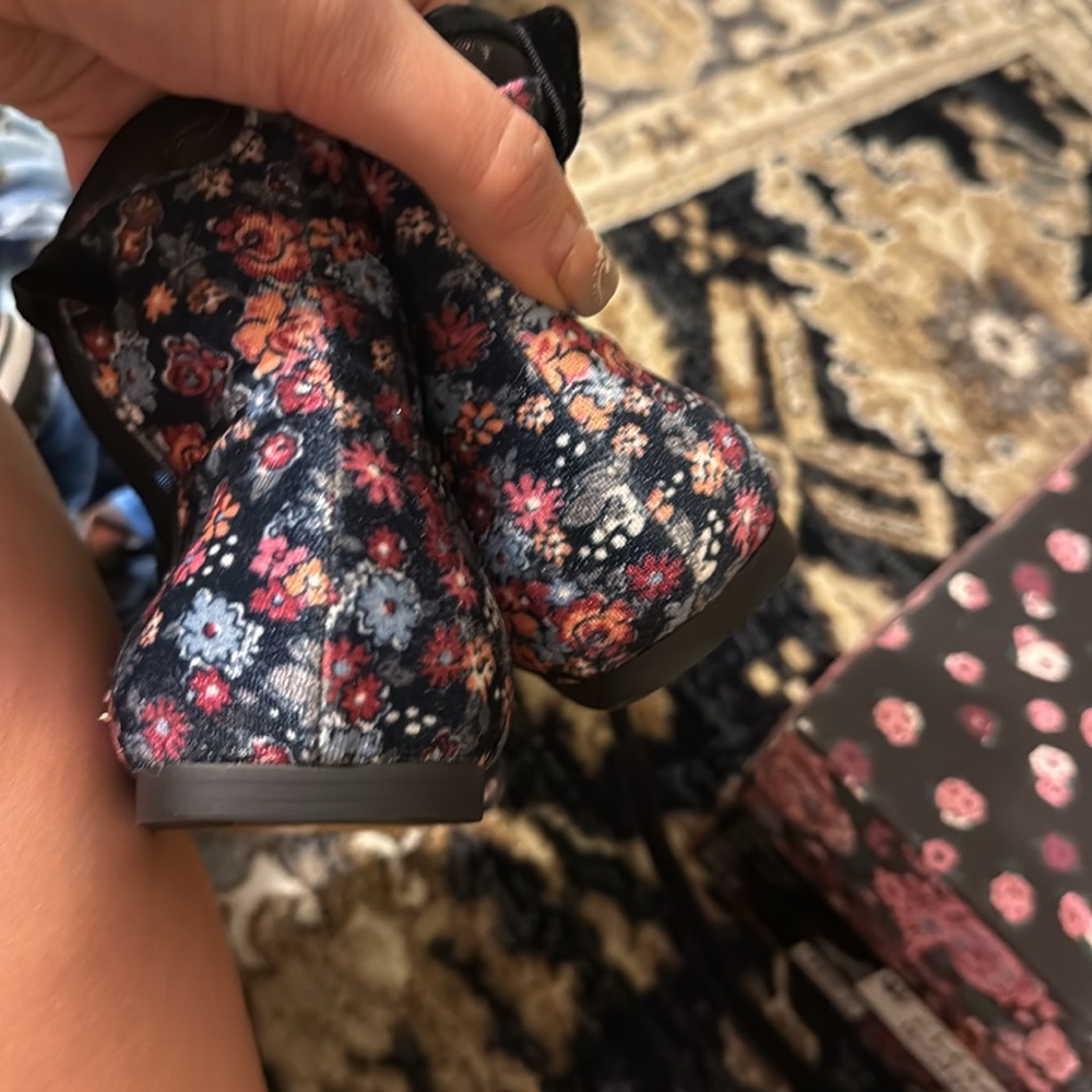 Coach Black Floral Heels with Glossy Finish - Picture 5 of 7